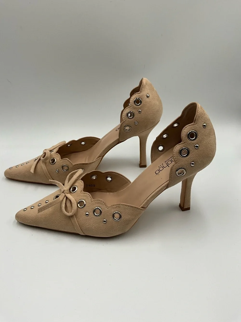 Boohoo Heels Size 7W Beige Scalloped Pointed-Toe with Grommet Detail